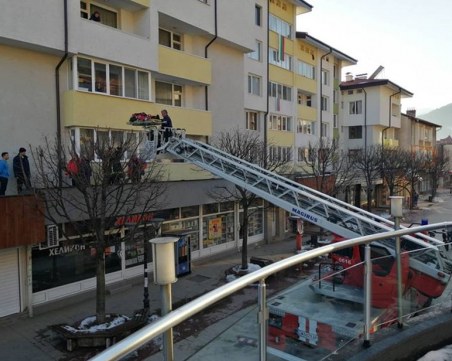 Мъж скочи от третия етаж в Смолян, след като починала съпругата му