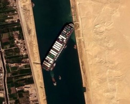 Преместиха леко заседналия в Суецкия канал кораб