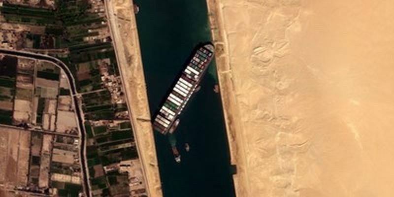 Преместиха леко заседналия в Суецкия канал кораб