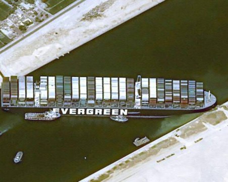 Космонавт засне заседналия в Суецкия канал кораб