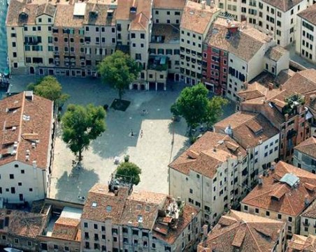 На този ден: Появява се първото европейско гето, бомби падат над София