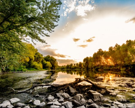 Новата седмица започва с топло и слънчево време