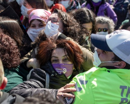 Стотици на протест в Истанбул срещу оттеглянето на Турция от Истанбулската конвенция