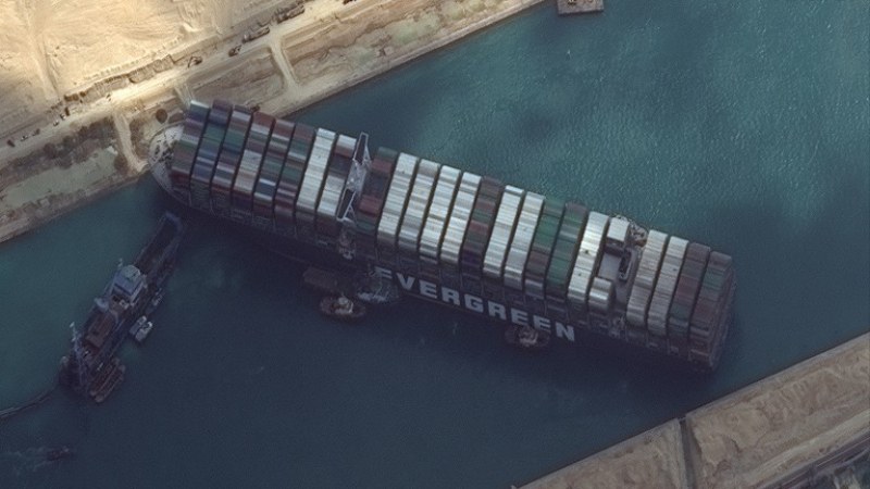 Около 14 млрд. долара се губят дневно заради блокадата на Суецкия канал
