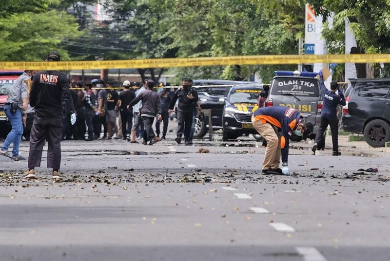 Самоубийствен атентат: 14 са ранени след бомба при катедрала в Индонезия