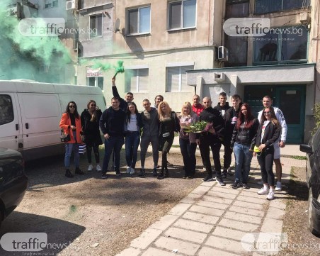 Литературно хрумване на абитуриенти трогна учителката им по БЕЛ