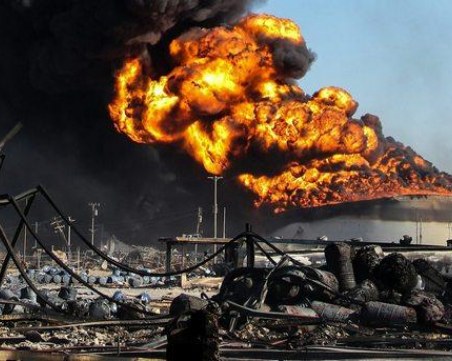 Пожар в петролна рафинерия! Петима души са пострадали