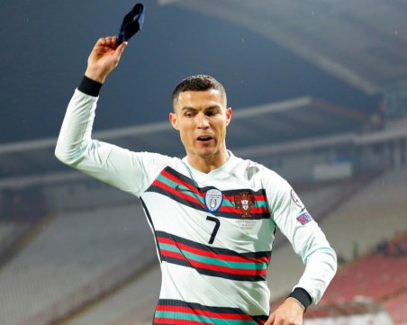 Роналдо може да бъде наказан за хвърлянето на лентата след мача със Сърбия