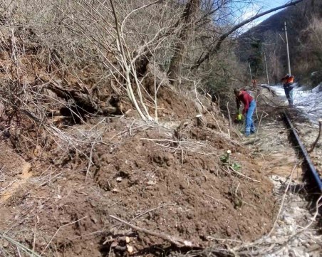 Спряха движението на влакове между Горна баня и Владая заради паднали дървета и скална маса