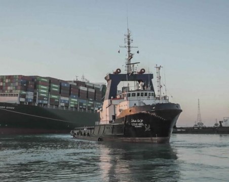 Възстановиха трафика на кораби през Суецкия канал