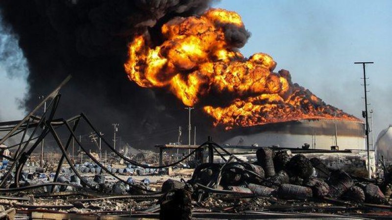 Пожар в петролна рафинерия! Петима души са пострадали