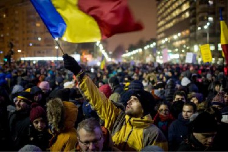 Протести в Румъния! Хиляди скочиха срещу вечерния час и затварянето на бизнеси