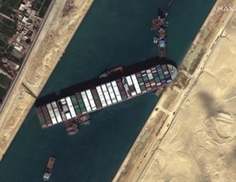 Заседналият в Суецкия канал контейнеровоз е освободен
