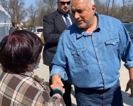 Бойко Борисов помогна на възрастна жена, закъсала в Плевен
