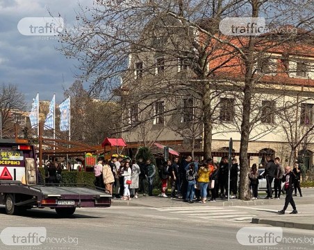 Дистанция ли? Масовки от ученици и пенсионери заснети в Пловдив