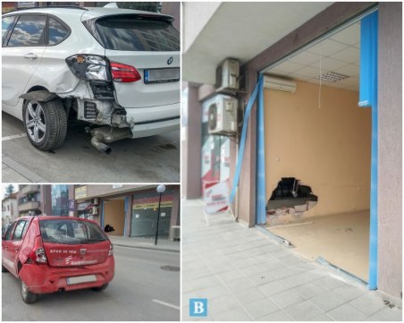 Издирват шофьора от среднощното меле в Панагюрище, три коли и витрини са потрошени