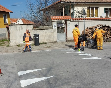Освежават хоризонталната маркировка в община 