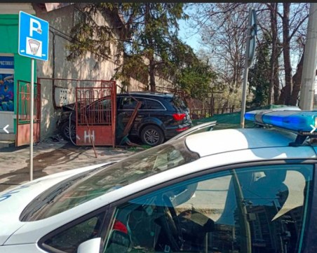 След изпреварване: Джип помля огрда, заби се в къща