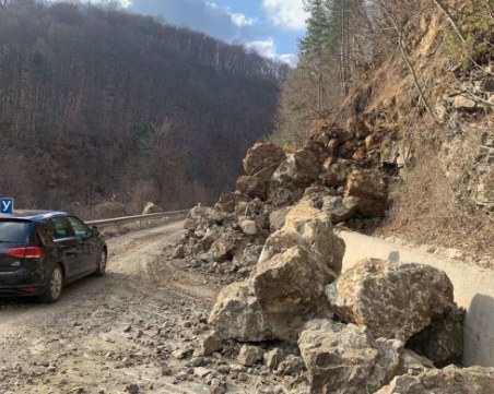 Свлачище на пътя за прохода 