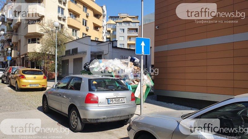 Боклуци преливат от контейнер в центъра на Пловдив, вината този път не е в Общината