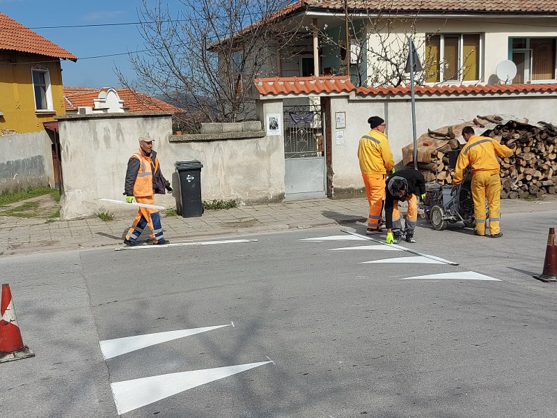 Освежават хоризонталната маркировка в община