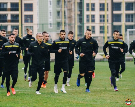 Двама футболисти на Ботев с COVID-19