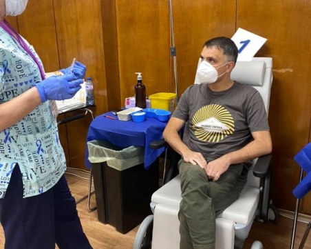 Васко Василев се ваксинира: Достатъчно живяхме на пауза