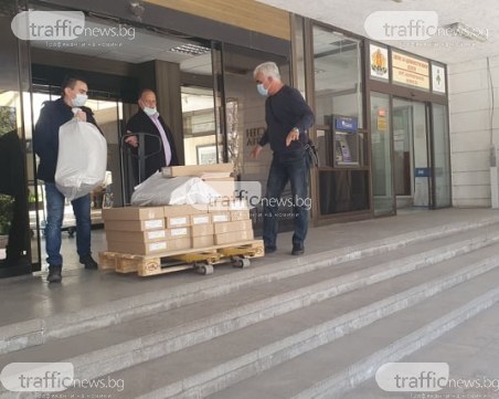 Бюлетините потеглиха към общините, полиция пази Областна управа