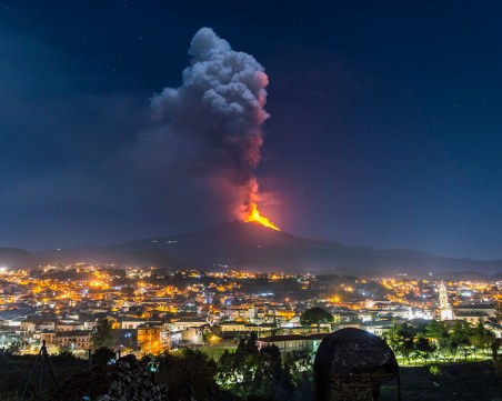 Вулканът Етна отново активен, спряха полетите в Катания