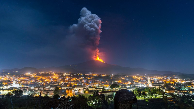 Вулканът Етна отново активен, спряха полетите в Катания