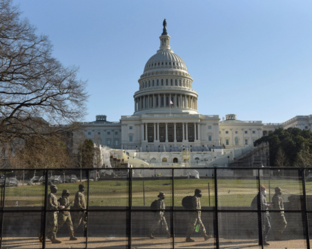 Затвoриха Капитолия заради заплаха за сигурността, има ранени полицаи