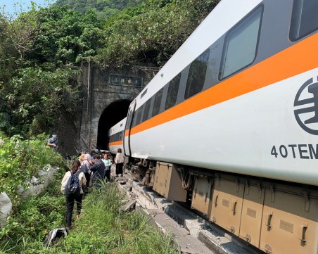 Тежка катастрофа на влак в Тайван! Най-малко 34 души са загинали