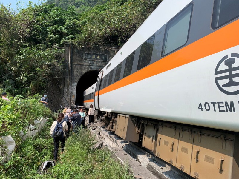 Тежка катастрофа на влак в Тайван! Най-малко 34 души са загинали