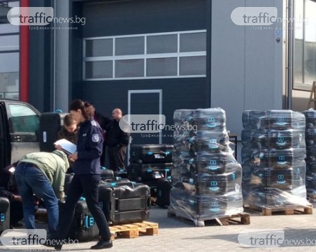 897 машини за гласуване пристигнаха в Пловдив под засилена полицейска охрана