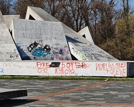 Чистят Братската могила от графити