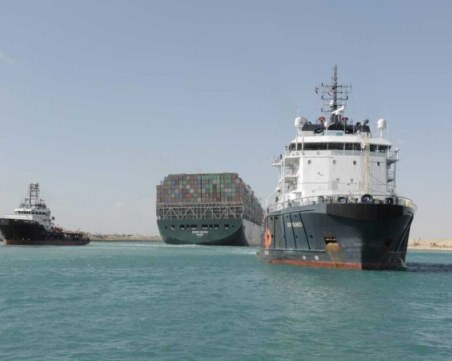 Суецкият канал ще бъде окончателно разчистен от задръстването днес