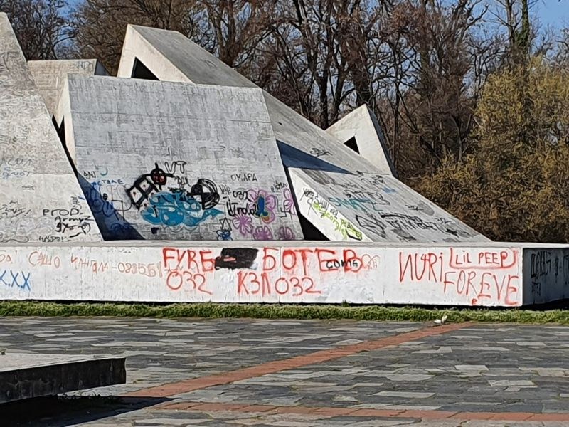 Чистят Братската могила от графити