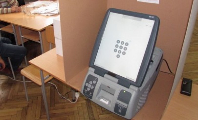 До 22 часа тази вечер ЦИК ще събира информация за доставкана на машините за гласуване