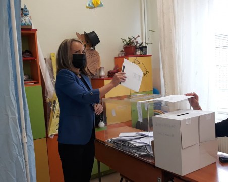 Дани Каназирева, след като гласува в Раковски: Нашият регион е модел на толерантността