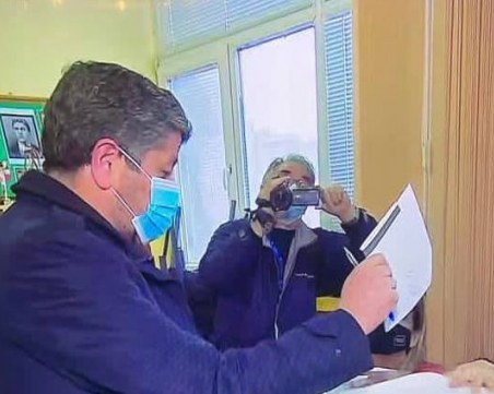 Говорителят на ГЕРБ: Защо най-големият радетел на машинното гласуване пусна хартиена бюлетина?