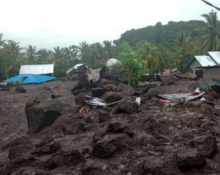 Наводнения и свлачища убиха десетки в Индонезия