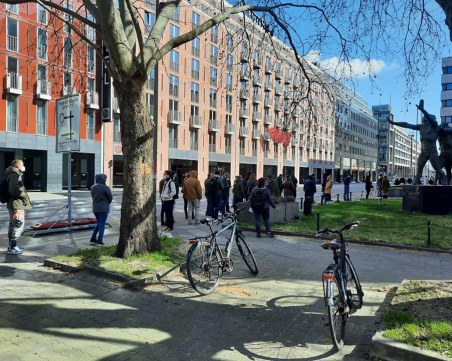 Опашки от българи пред секциите в чужбина, удължават изборния ден