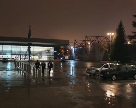 Преброителите пренасят чували между палатите под дъжда