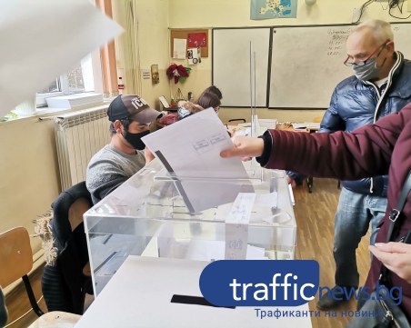 Пред секциите за гласуване в Пловдив се извиха опашки, но работата е добре организирана