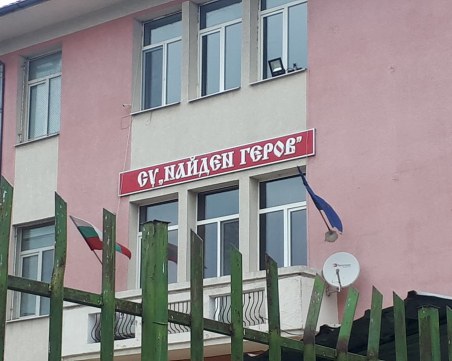 Изборният ден в Столипиново върви вяло. Засега