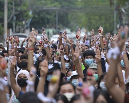 Протестиращите срещу преврата в Мианмар стартираха 