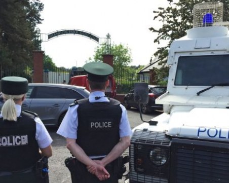 Размирици в Ирландия! Демонстранти палят автомобили, хвърлят бомби по полицаи