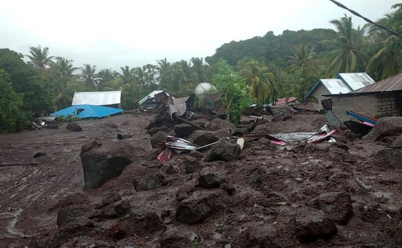 Наводнения и свлачища убиха десетки в Индонезия