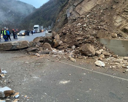 Паднали камъни блокираха пътя Девин-Кричим