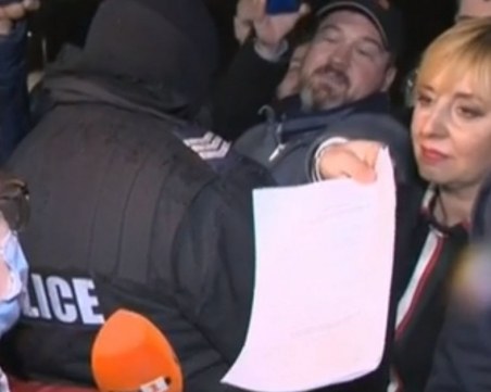 Скандал: Мая Манолова иска да влезе в Арена Армеец, полиция не я допуска